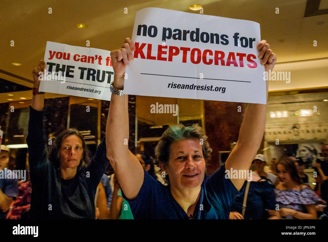 New York, États-Unis. 06Th Aug 2017. New York, des militants ont manifesté à l'intérieur de la Trump Tower atrium d'exprimer leur opposition à la réponse aux rapports que Donald Trump envisage de tirer un avocat spécial Robert Mueller et de gracier les membres de l'administration qui ont enfreint la loi. Crédit : Erik McGregor/Pacific Press/Alamy Live News Banque D'Images