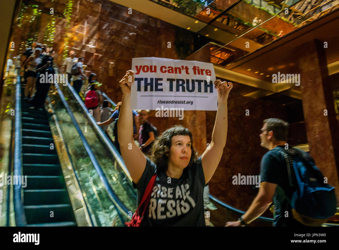 New York, États-Unis. 06Th Aug 2017. New York, des militants ont manifesté à l'intérieur de la Trump Tower atrium d'exprimer leur opposition à la réponse aux rapports que Donald Trump envisage de tirer un avocat spécial Robert Mueller et de gracier les membres de l'administration qui ont enfreint la loi. Crédit : Erik McGregor/Pacific Press/Alamy Live News Banque D'Images