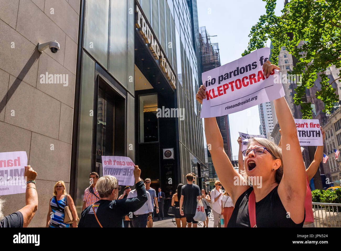 New York, États-Unis. 06Th Aug 2017. New York, des militants ont manifesté à l'intérieur de la Trump Tower atrium d'exprimer leur opposition à la réponse aux rapports que Donald Trump envisage de tirer un avocat spécial Robert Mueller et de gracier les membres de l'administration qui ont enfreint la loi. Crédit : Erik McGregor/Pacific Press/Alamy Live News Banque D'Images