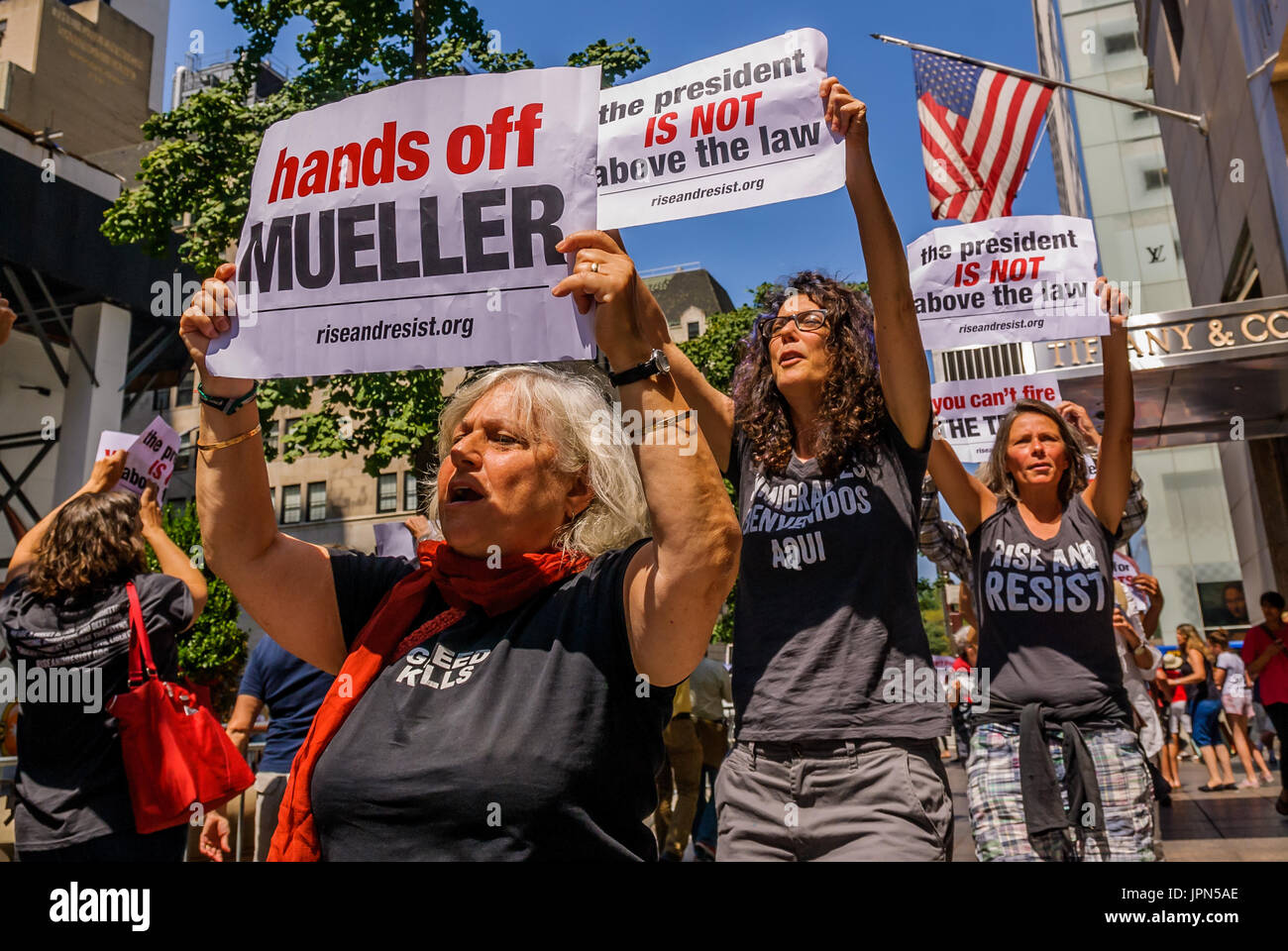 New York, États-Unis. 06Th Aug 2017. New York, des militants ont manifesté à l'intérieur de la Trump Tower atrium d'exprimer leur opposition à la réponse aux rapports que Donald Trump envisage de tirer un avocat spécial Robert Mueller et de gracier les membres de l'administration qui ont enfreint la loi. Crédit : Erik McGregor/Pacific Press/Alamy Live News Banque D'Images