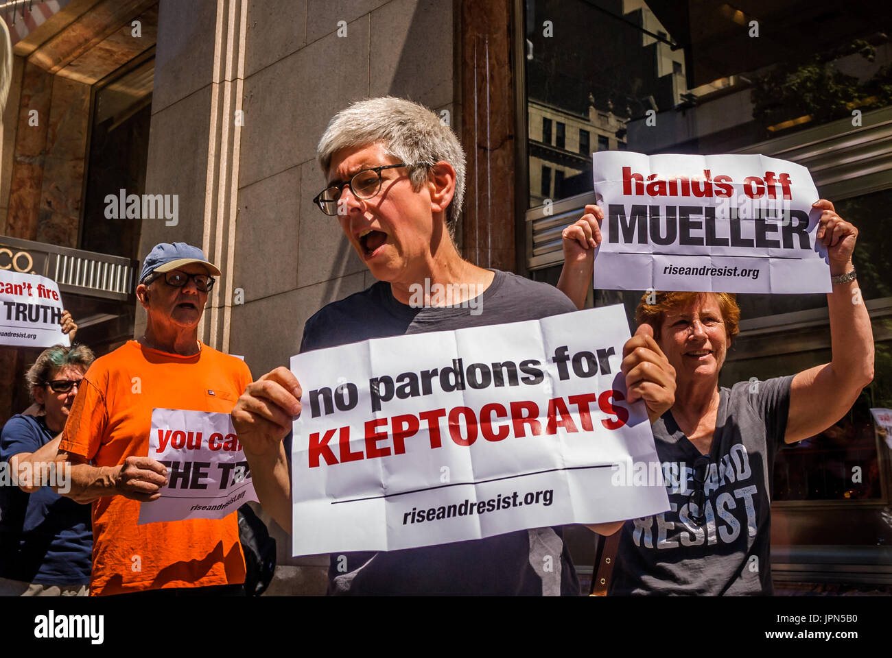 New York, États-Unis. 06Th Aug 2017. New York, des militants ont manifesté à l'intérieur de la Trump Tower atrium d'exprimer leur opposition à la réponse aux rapports que Donald Trump envisage de tirer un avocat spécial Robert Mueller et de gracier les membres de l'administration qui ont enfreint la loi. Crédit : Erik McGregor/Pacific Press/Alamy Live News Banque D'Images