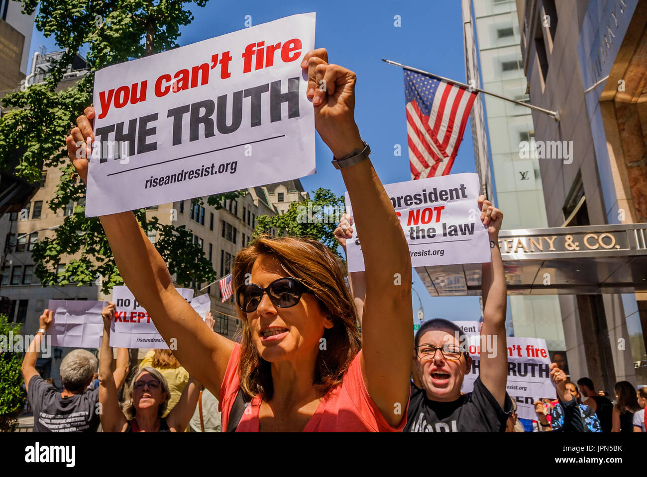 New York, États-Unis. 06Th Aug 2017. New York, des militants ont manifesté à l'intérieur de la Trump Tower atrium d'exprimer leur opposition à la réponse aux rapports que Donald Trump envisage de tirer un avocat spécial Robert Mueller et de gracier les membres de l'administration qui ont enfreint la loi. Crédit : Erik McGregor/Pacific Press/Alamy Live News Banque D'Images