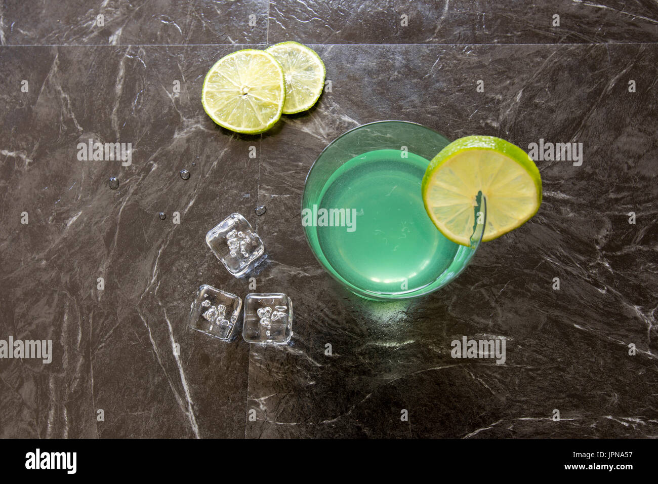 Télévision laïcs de vintage cocktail gimlet gin garni de tranches de citron vert avec des cubes de glace sur le noir . Banque D'Images