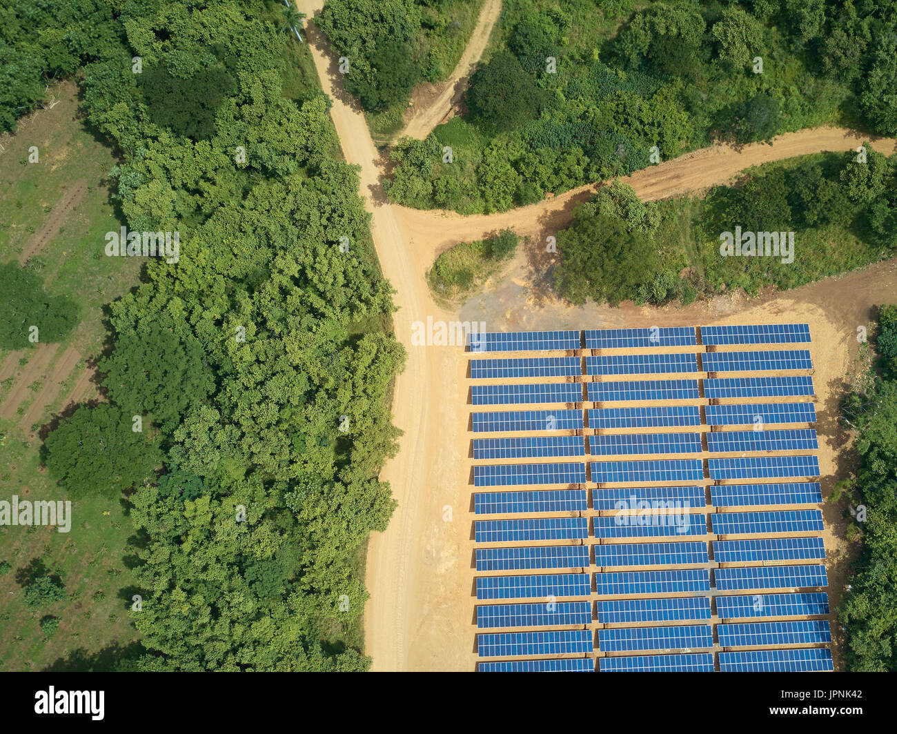 La ferme de l'énergie solaire dans l'arrière-plan naturel vue aérienne au-dessus de drone Banque D'Images