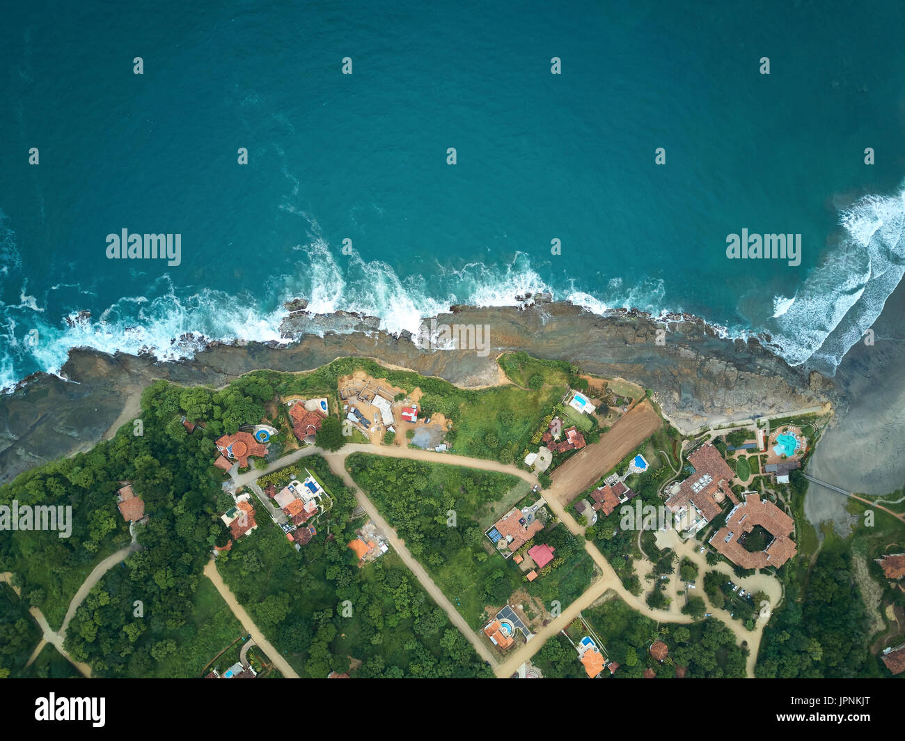 Côte de l'océan avec des maisons au-dessus du haut Vue de drones Banque D'Images