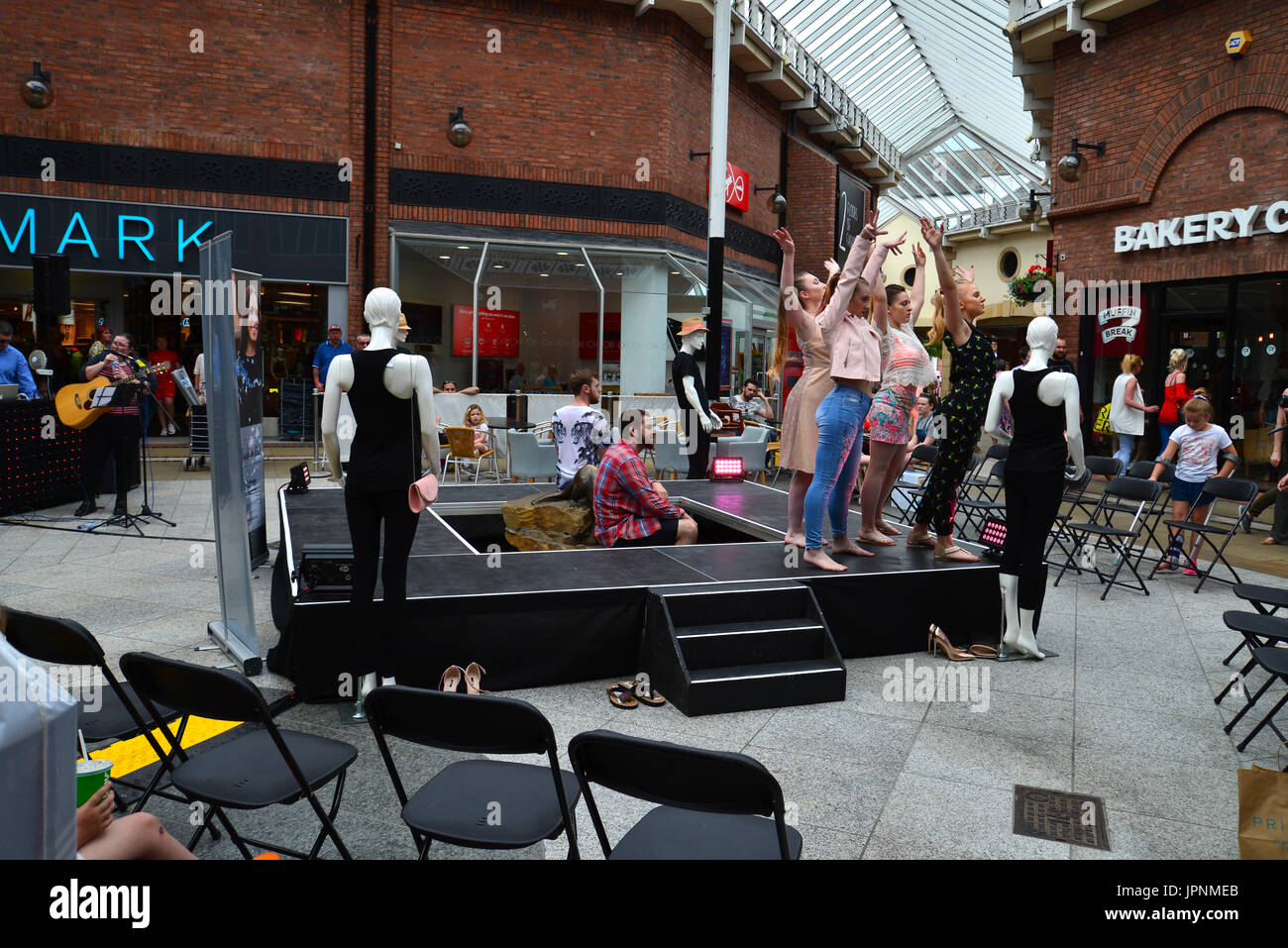Les élèves de la mode sur fashion show dans les Lanes shopping centre Carlisle cumbria Banque D'Images