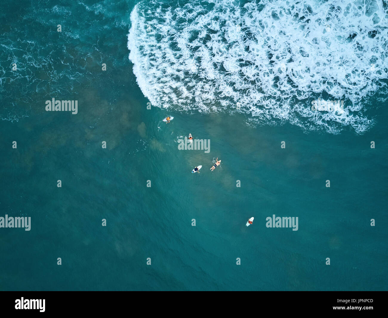 Les gens qui font de l'eau de l'océan en bleu surf aerial vue ci-dessus Banque D'Images