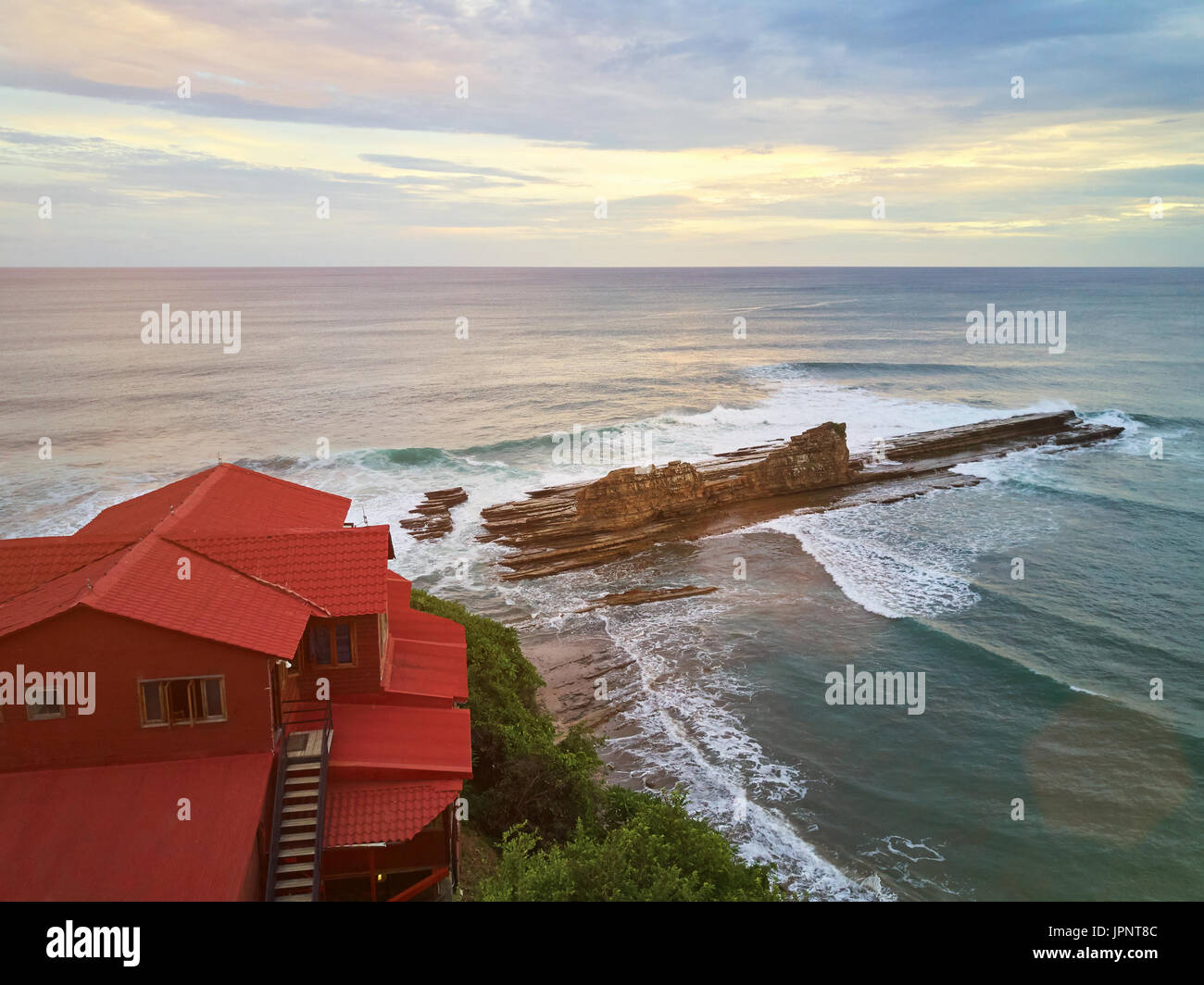 Vue sur océan avec gros rocher au Nicaragua. Endroit pour faire du surf au Nicaragua Banque D'Images