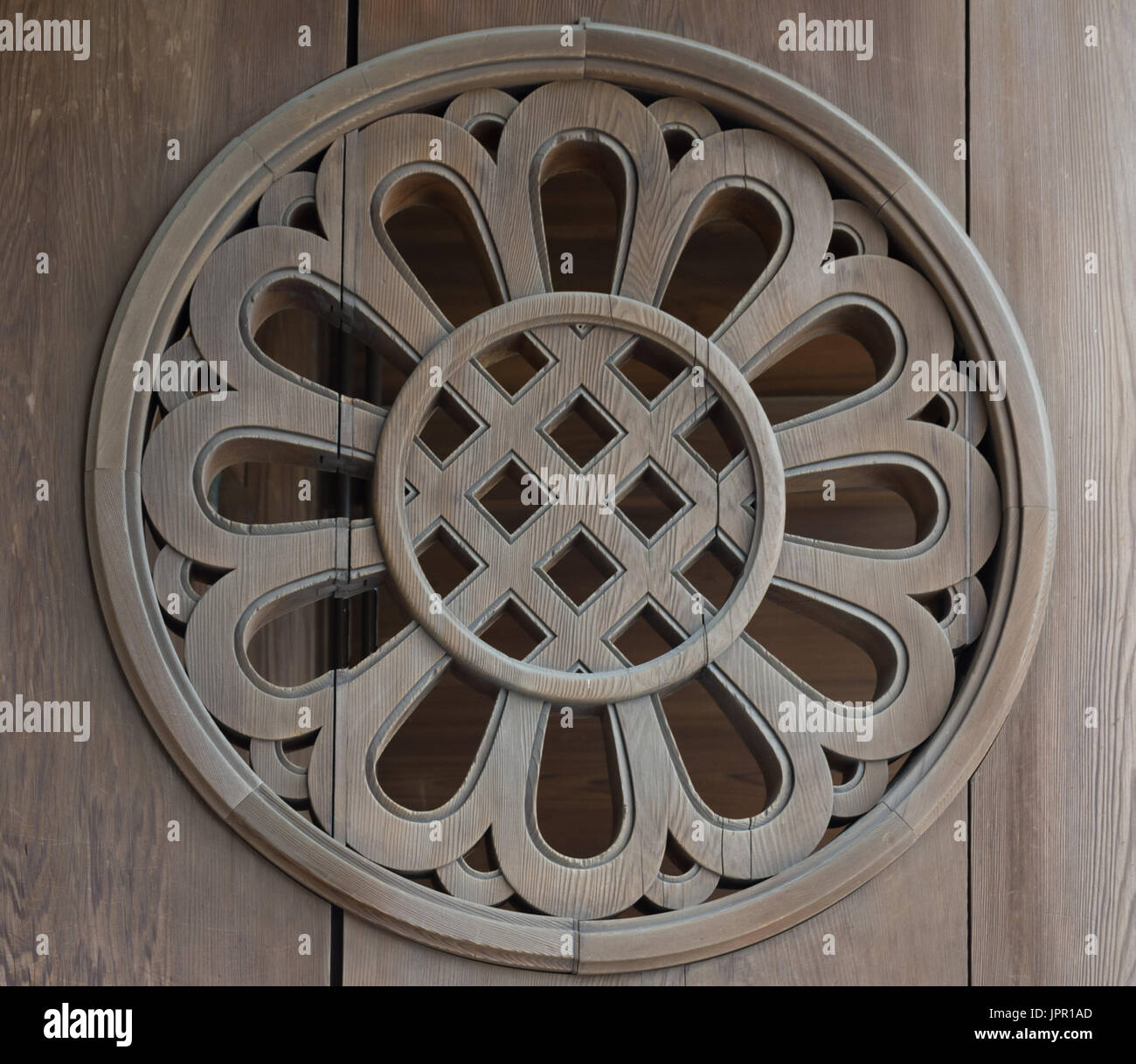 Close up d'un élément décoratif dans une porte à l'ère Meiji Jingu à Tokyo. Banque D'Images