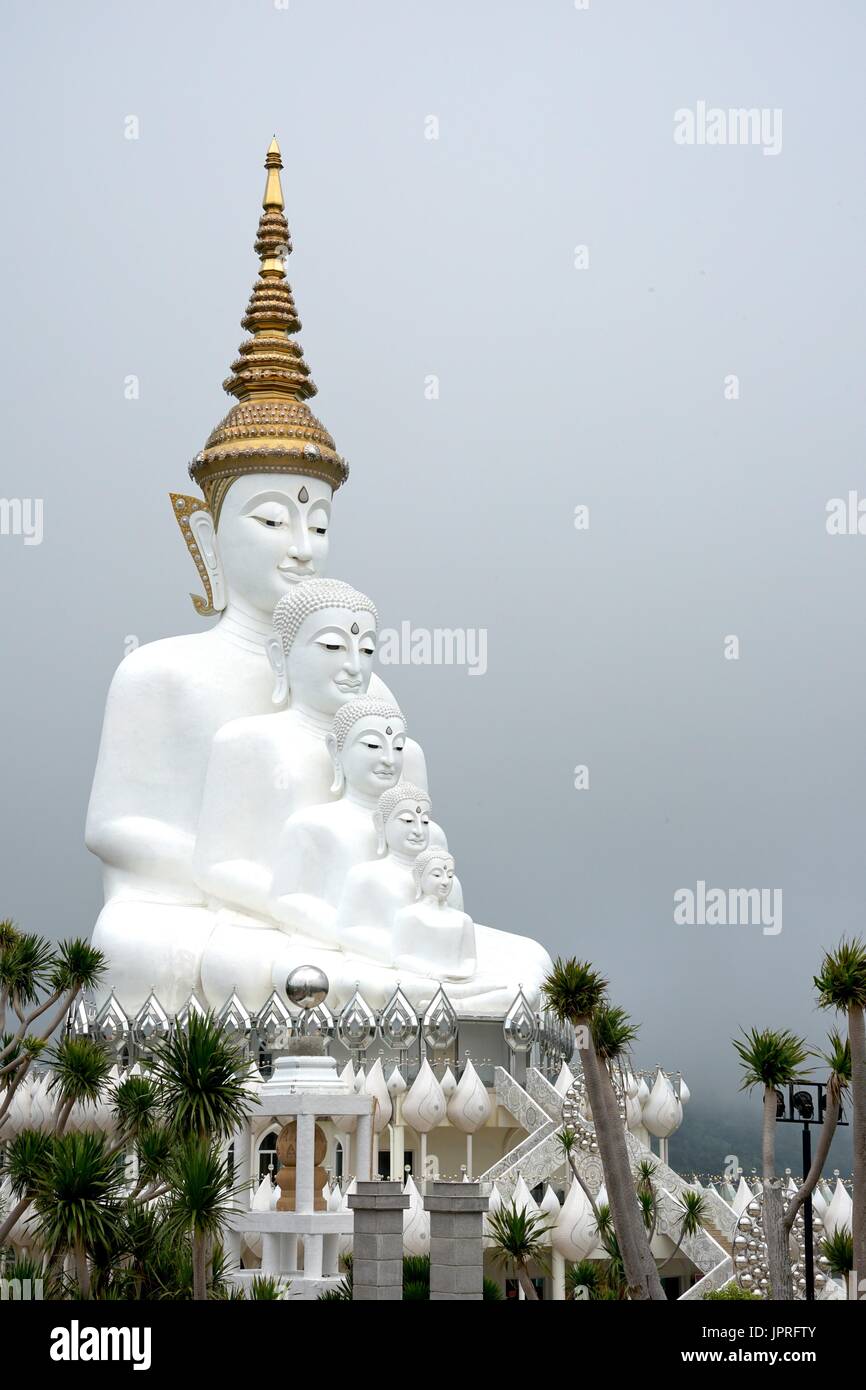 Cinq grandes statue du Bouddha blanc sur fond de ciel nuageux au temple Wat Phasornkaew Phetchabun, Thaïlande, Banque D'Images