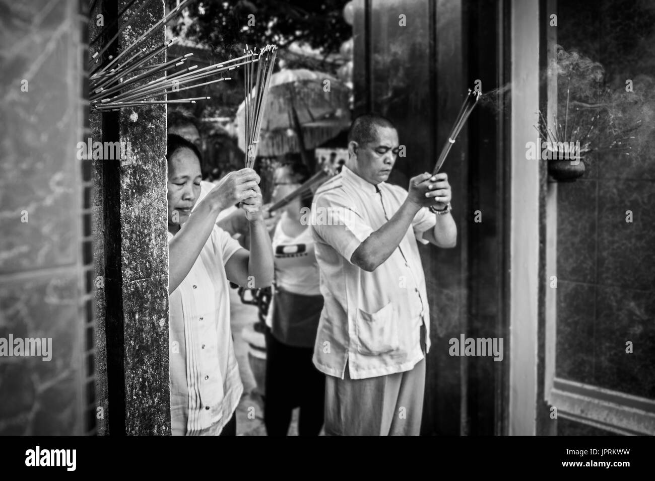 Les Chinois de l'Indonésie sur l'île indonésienne de Bali en utilisant de l'encens pour prier au temple bouddhiste Vihara Dharmayana au Nouvel An Chinois (Xi Gong Banque D'Images