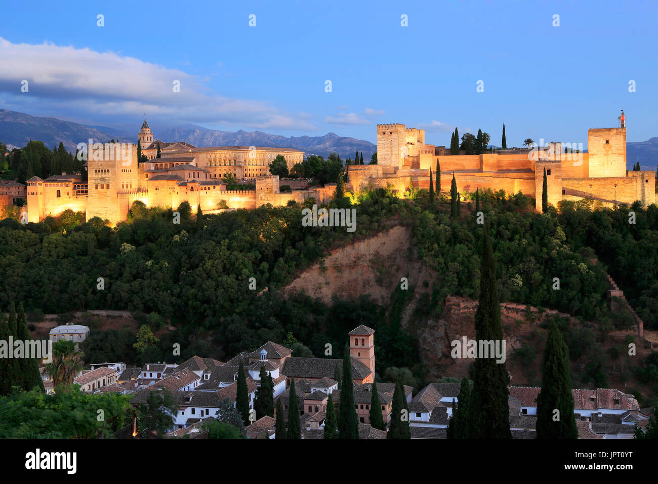 Photo de nuit le Palais de l'Alhambra, à Grenade, Andalousie, espagne. Une icône de monument, le plus visité en Espagne Banque D'Images