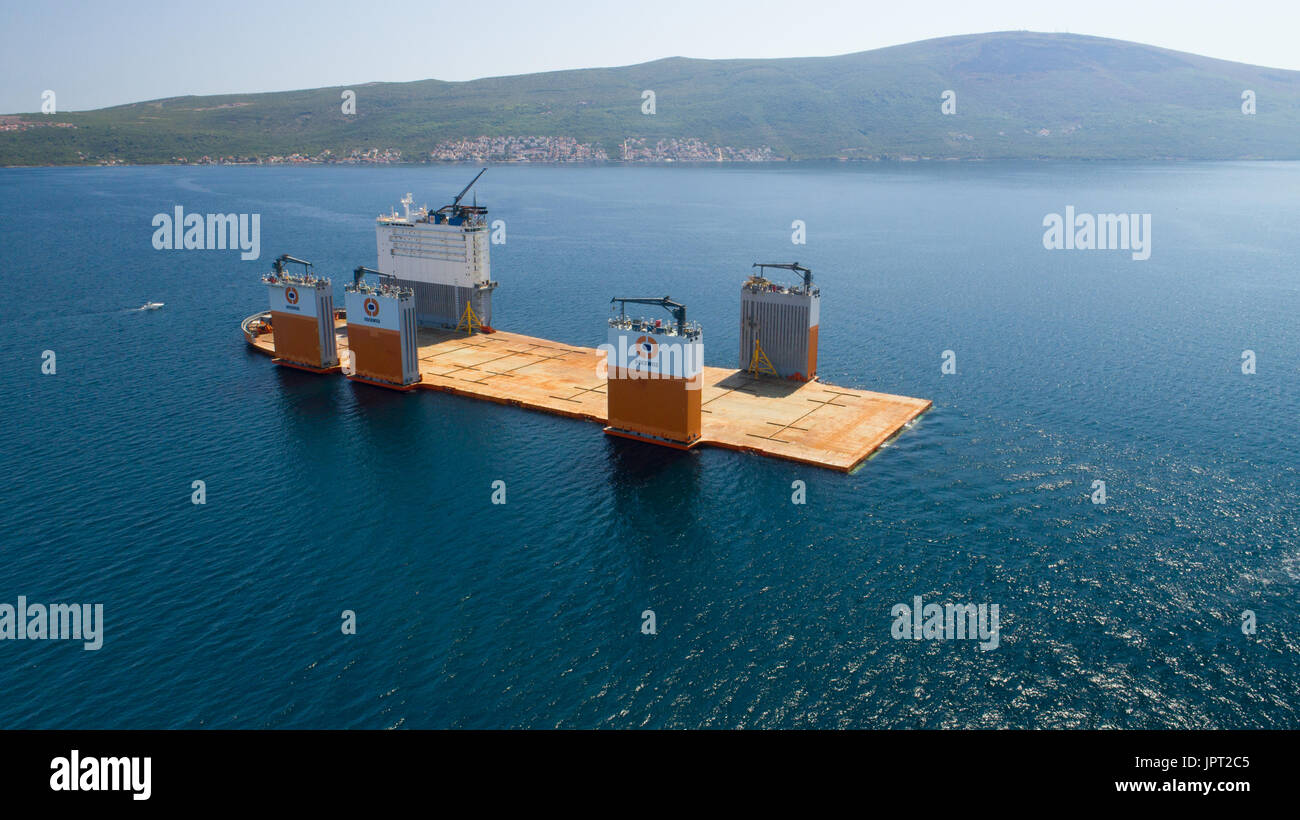 Tivat, Monténégro - 31 juillet 2017 : navire de transport lourds Dockwise Vanguard est venu pour le Monténégro de prendre le quai flottant Banque D'Images