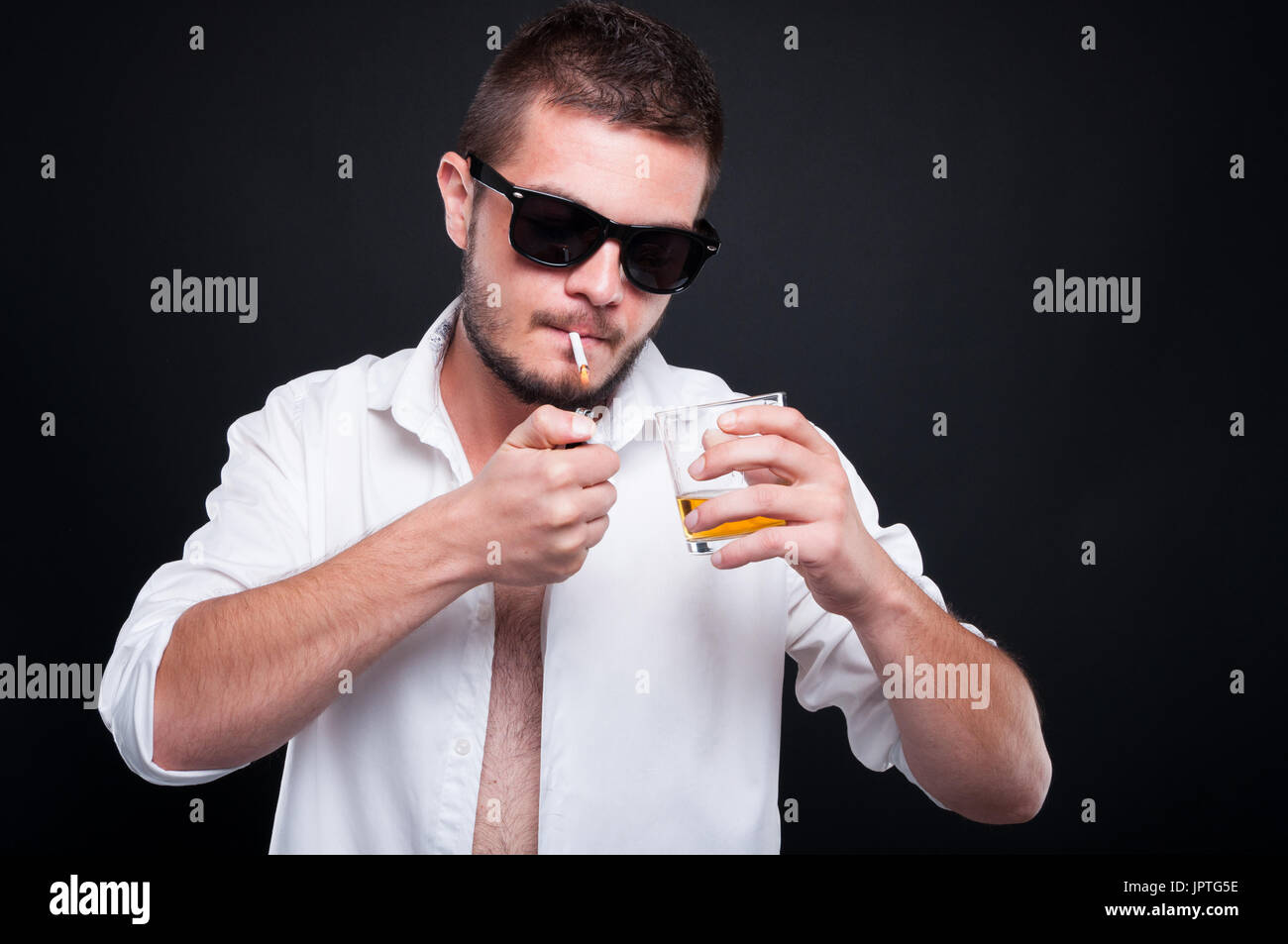 Boire de l'alcool jeune gangster et fumer cigare comme axpensive concept de vie Banque D'Images