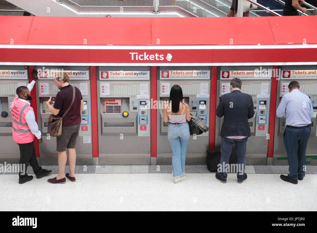Les distributeurs de billets à la gare de Liverpool Street, Londres Banque D'Images