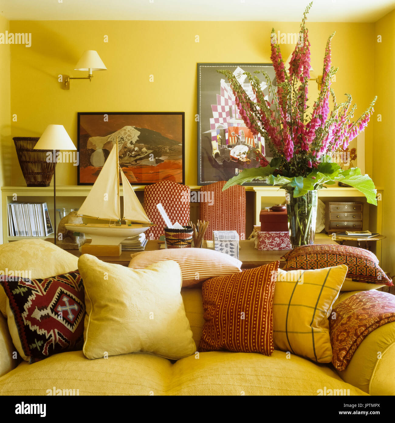 Fleurs et bateau à derrière canapé Banque D'Images