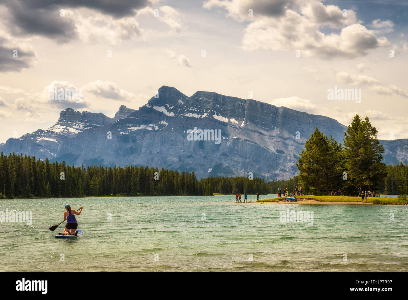Les touristes profitez d'une journée ensoleillée sur le lac Two Jack dans le parc national de Banff avec Mt. Rundle en arrière-plan. Banque D'Images