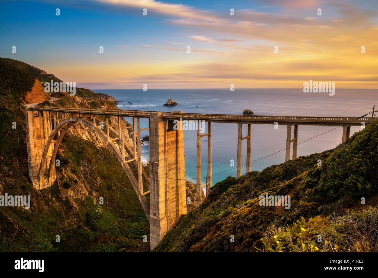 Bixby Bridge (Pont, Ruisseau) et Pacific Coast Highway au coucher du soleil près de Big Sur en Californie, USA. Longue exposition. Banque D'Images