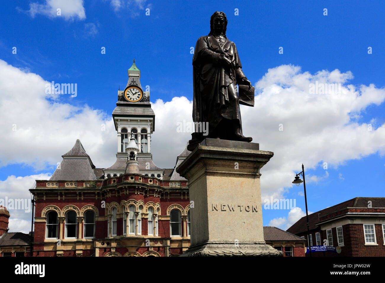 Statue de Sir Isaac Newton et le Guildhall, hôtel de ville de Grantham, Lincolnshire, Angleterre, RU Banque D'Images