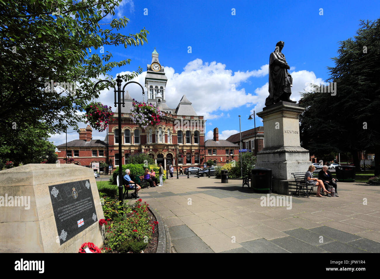 Statue de Sir Isaac Newton et le Guildhall, hôtel de ville de Grantham, Lincolnshire, Angleterre, RU Banque D'Images
