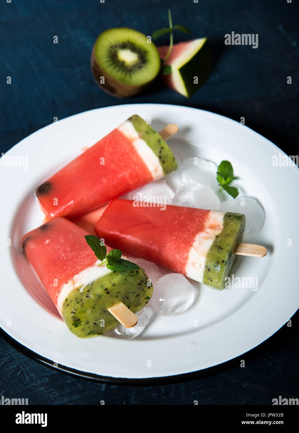 Popsicle fruits maison des pastèques , kiwi et noix de coco Banque D'Images