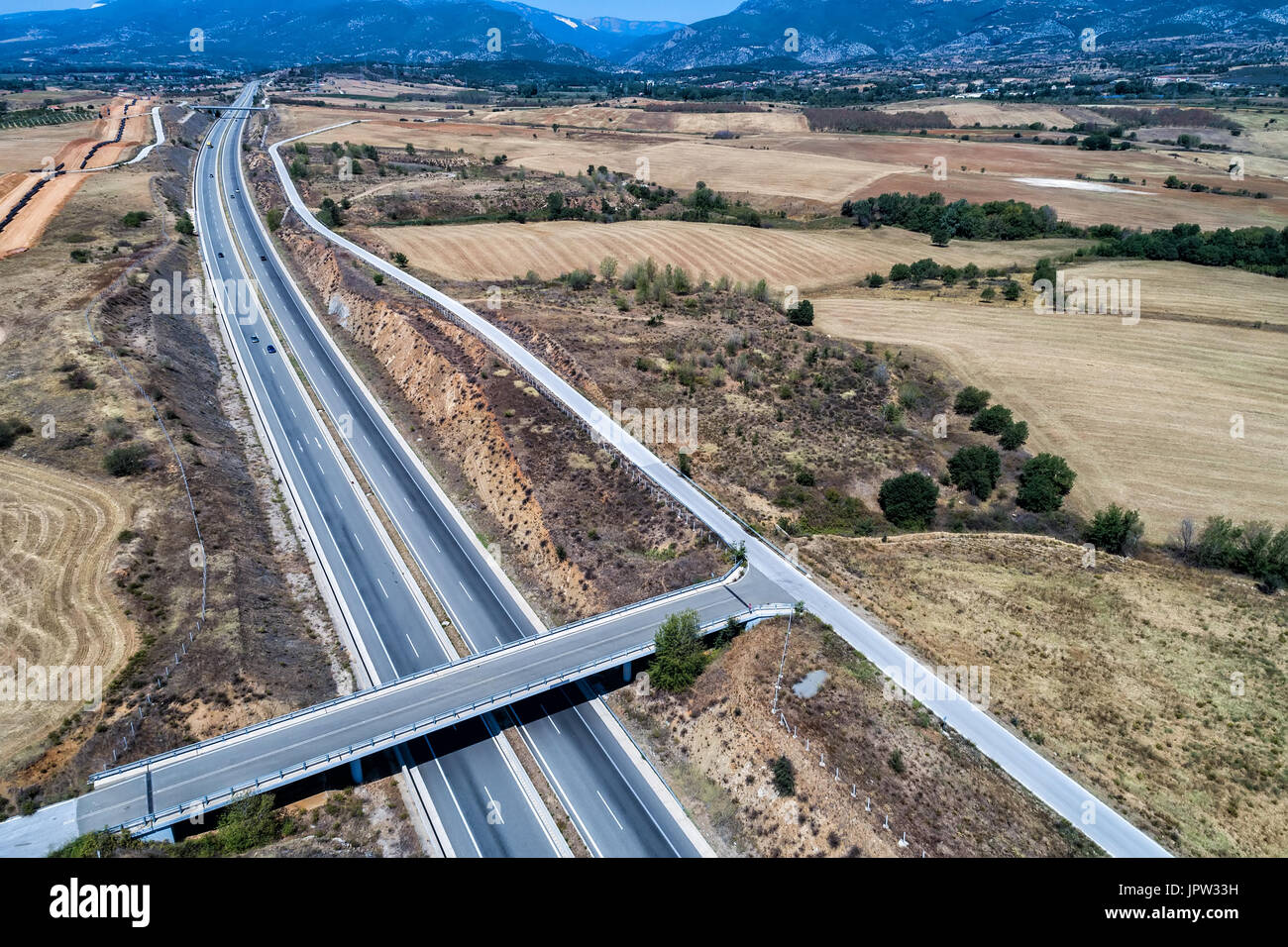 Vue aérienne de la route Egnatia Odos (national) qui traverse la Grèce de l'Évros à Igoumenitsa Banque D'Images