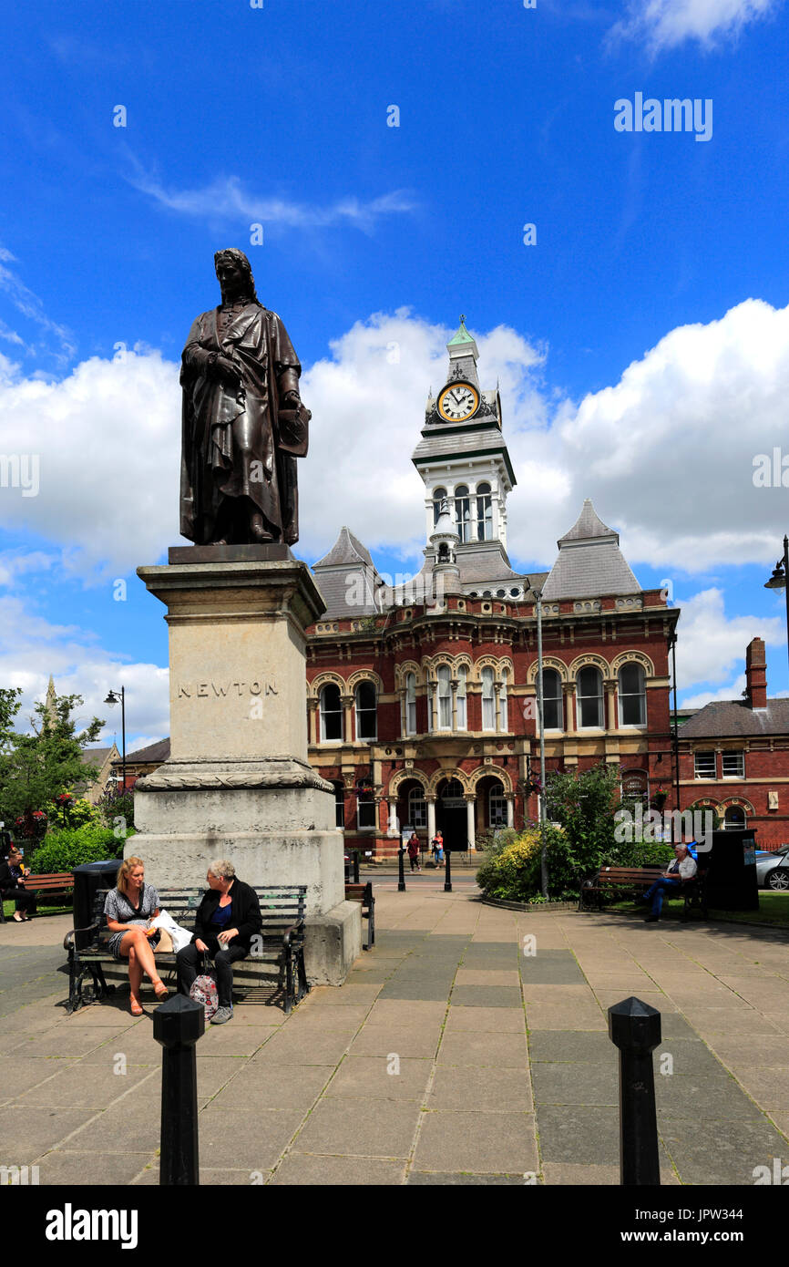 Statue de Sir Isaac Newton et le Guildhall, hôtel de ville de Grantham, Lincolnshire, Angleterre, RU Banque D'Images