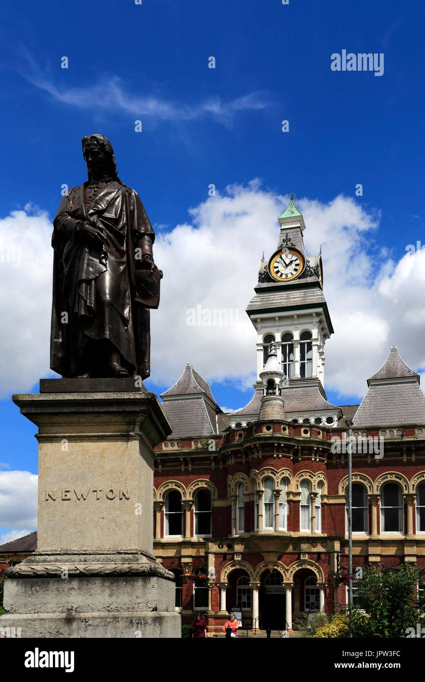 Statue de Sir Isaac Newton et le Guildhall, hôtel de ville de Grantham, Lincolnshire, Angleterre, RU Banque D'Images
