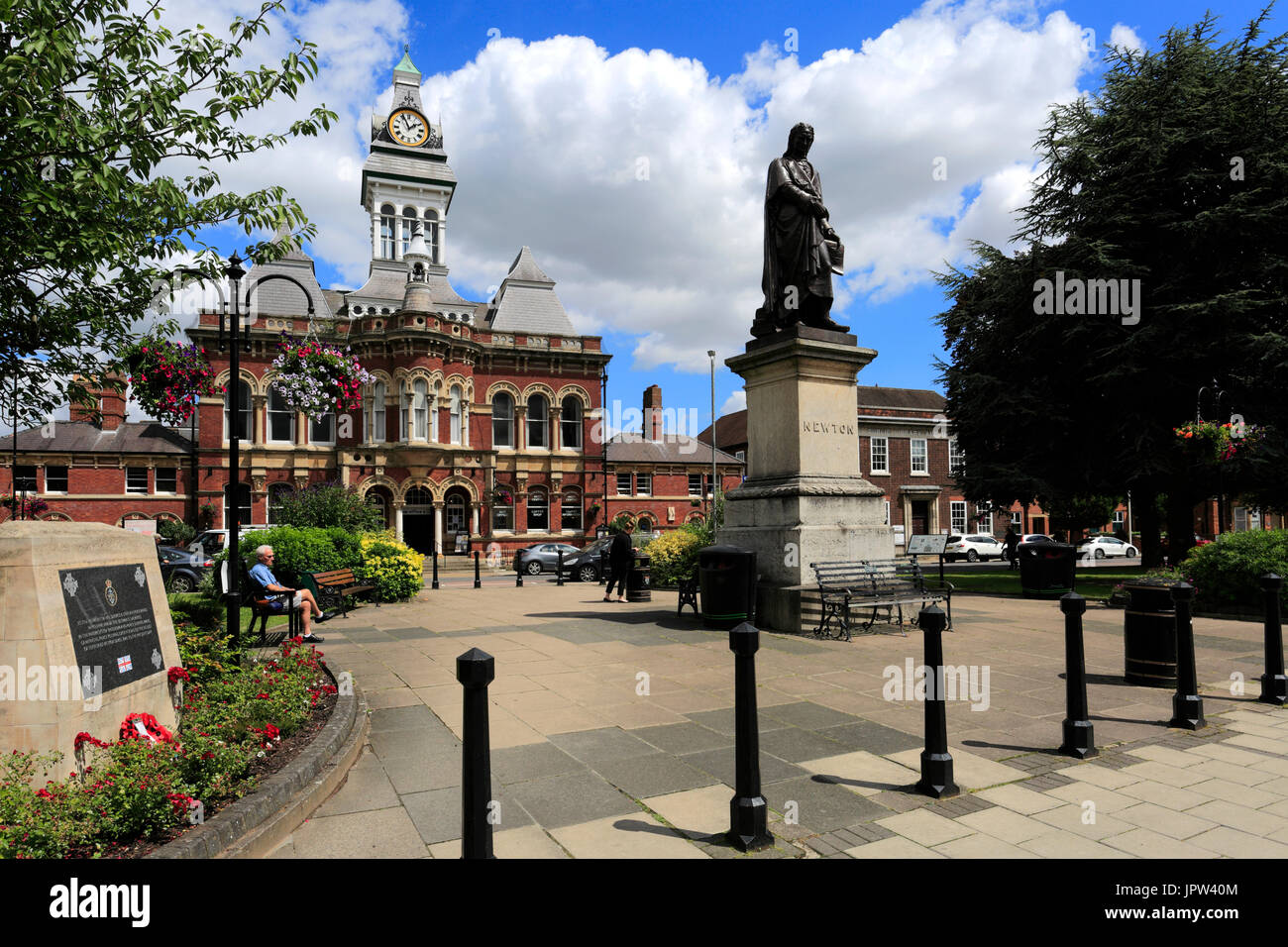 Statue de Sir Isaac Newton et le Guildhall, hôtel de ville de Grantham, Lincolnshire, Angleterre, RU Banque D'Images