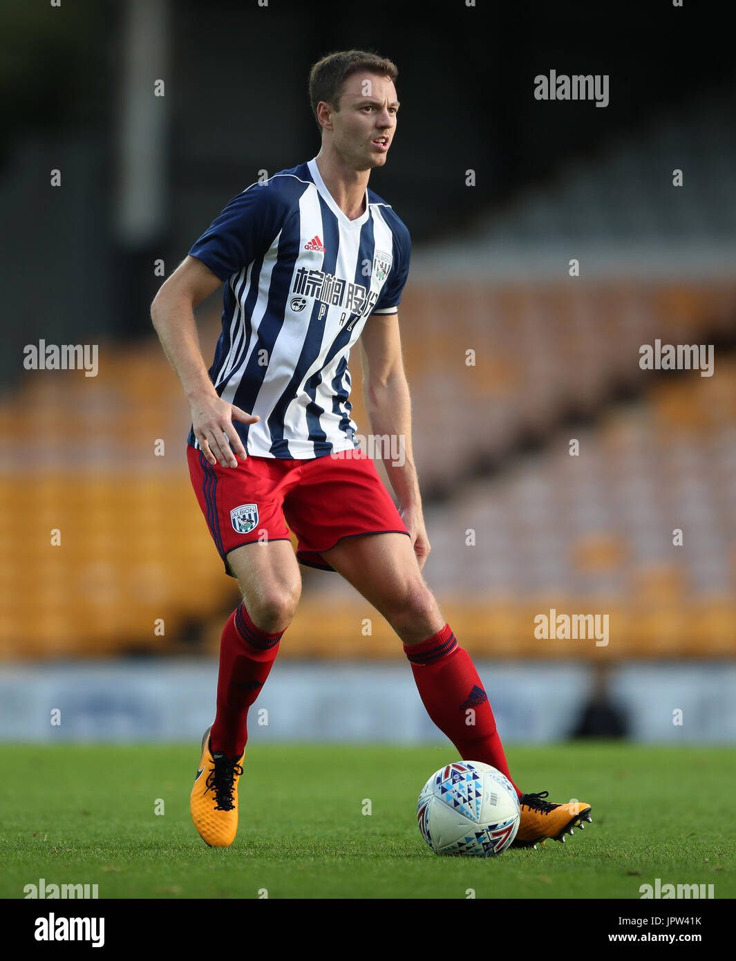 West Bromwich Albion's Jonny Evans lors de la pré-saison match amical à Vale Park, Stoke. ASSOCIATION DE PRESSE Photo. Photo date : mardi, 1 août 2017. Voir l'ACTIVITÉ DE SOCCER histoire Port Vale. Crédit photo doit se lire : Nick Potts/PA Wire. RESTRICTIONS : EDITORIAL N'utilisez que pas d'utilisation non autorisée avec l'audio, vidéo, données, listes de luminaire, club ou la Ligue de logos ou services 'live'. En ligne De-match utilisation limitée à 75 images, aucune émulation. Aucune utilisation de pari, de jeux ou d'un club ou la ligue/dvd publications. Banque D'Images