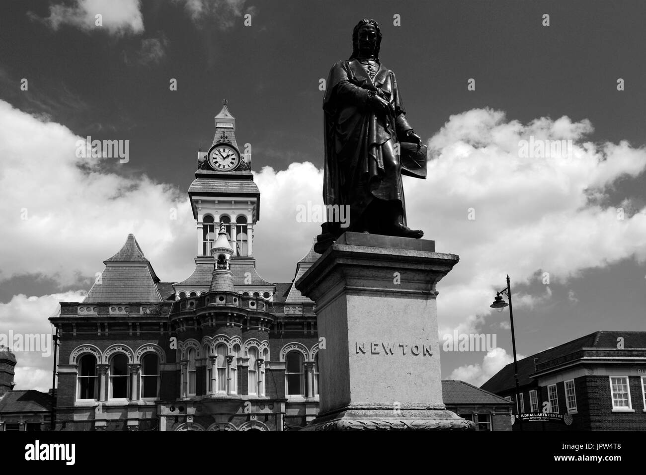 Statue de Sir Isaac Newton et le Guildhall, hôtel de ville de Grantham, Lincolnshire, Angleterre, RU Banque D'Images