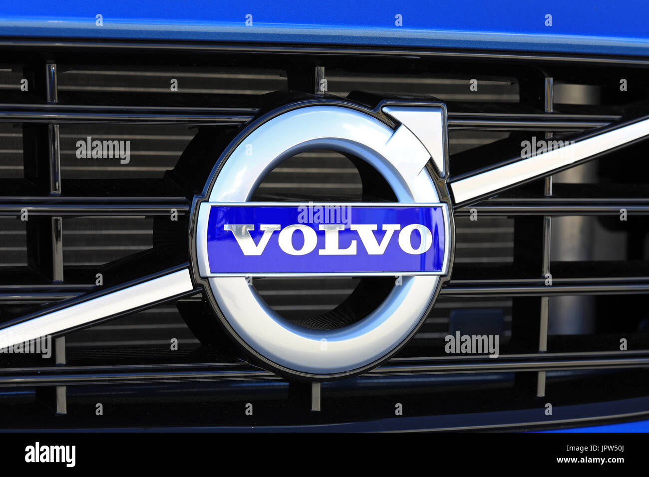TURKU, FINLANDE - le 29 juillet 2017 : Volvo signe sur la grille d'une nouvelle voiture bleue. Carmaker Volvo annonce que tous les leurs nouvelles voitures lancées à partir de 2019, Banque D'Images