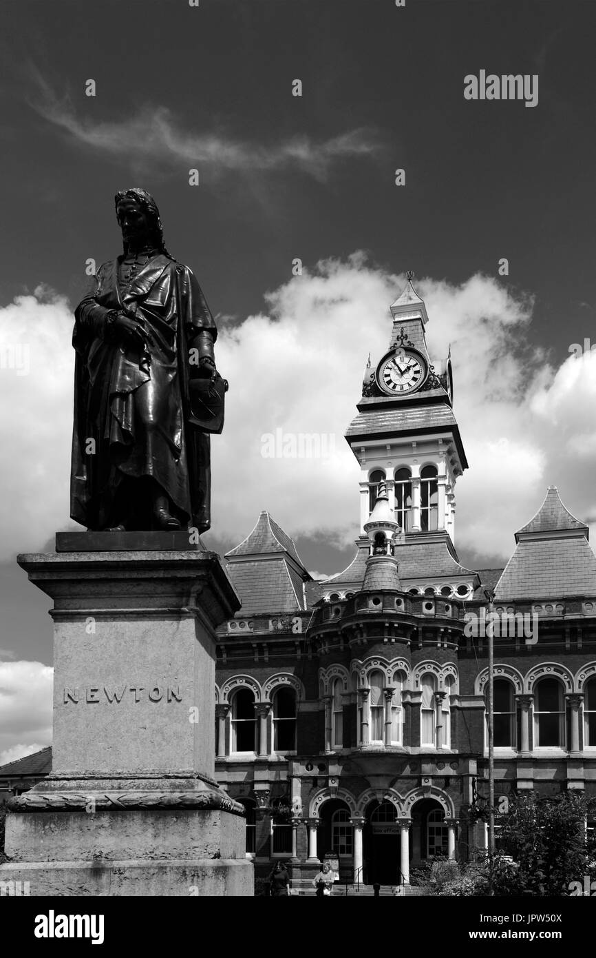 Statue de Sir Isaac Newton et le Guildhall, hôtel de ville de Grantham, Lincolnshire, Angleterre, RU Banque D'Images