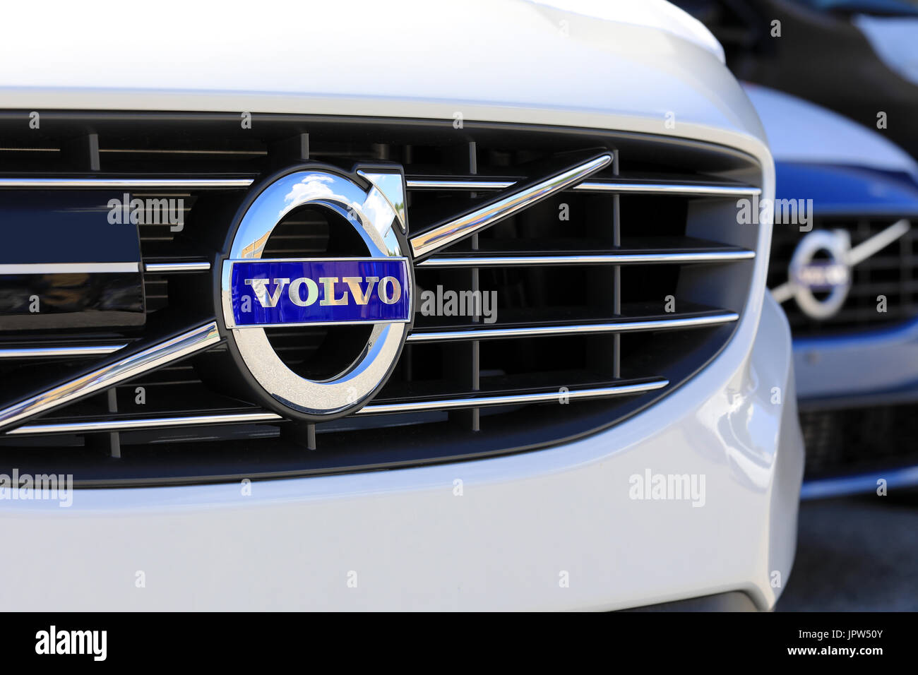 TURKU, FINLANDE - le 29 juillet 2017 : Volvo signe sur la grille d'une nouvelle voiture blanche. Carmaker Volvo annonce que tous les leurs nouvelles voitures lancées à partir de 2019 onwar Banque D'Images