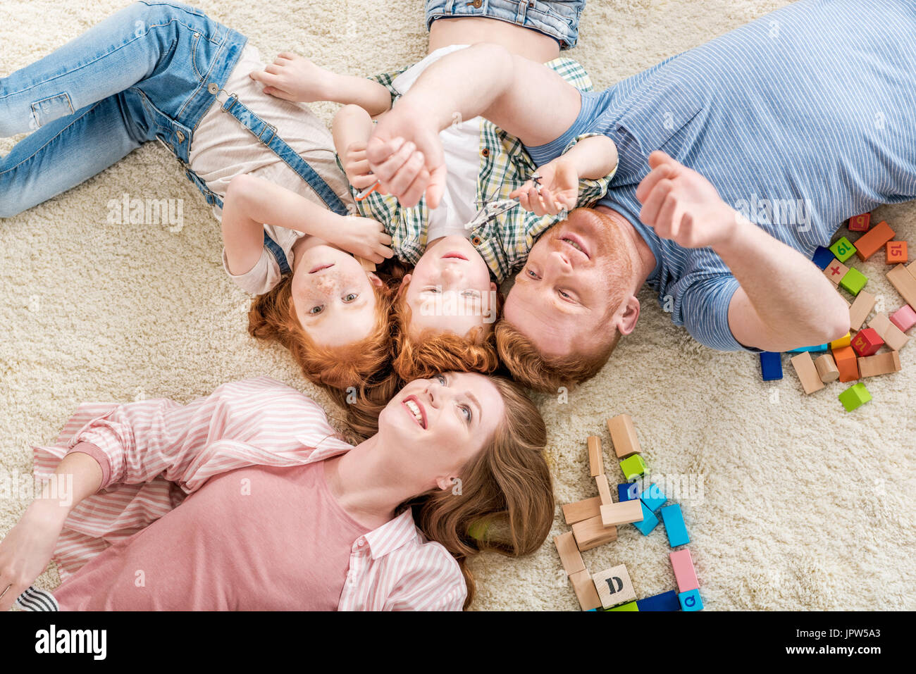 Vue de dessus de happy family lying on floor, big family portrait concept Banque D'Images