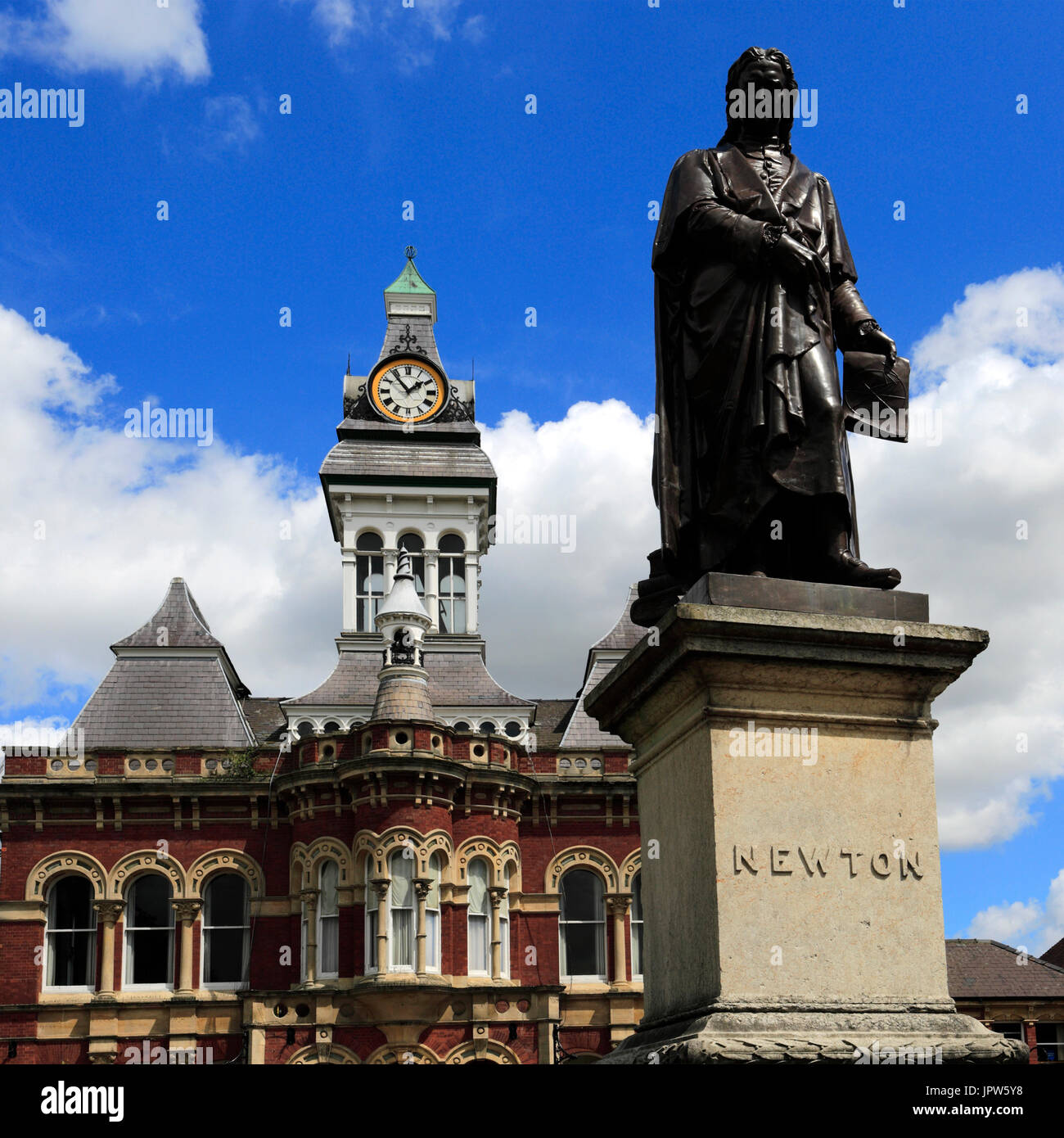 Statue de Sir Isaac Newton et le Guildhall, hôtel de ville de Grantham, Lincolnshire, Angleterre, RU Banque D'Images