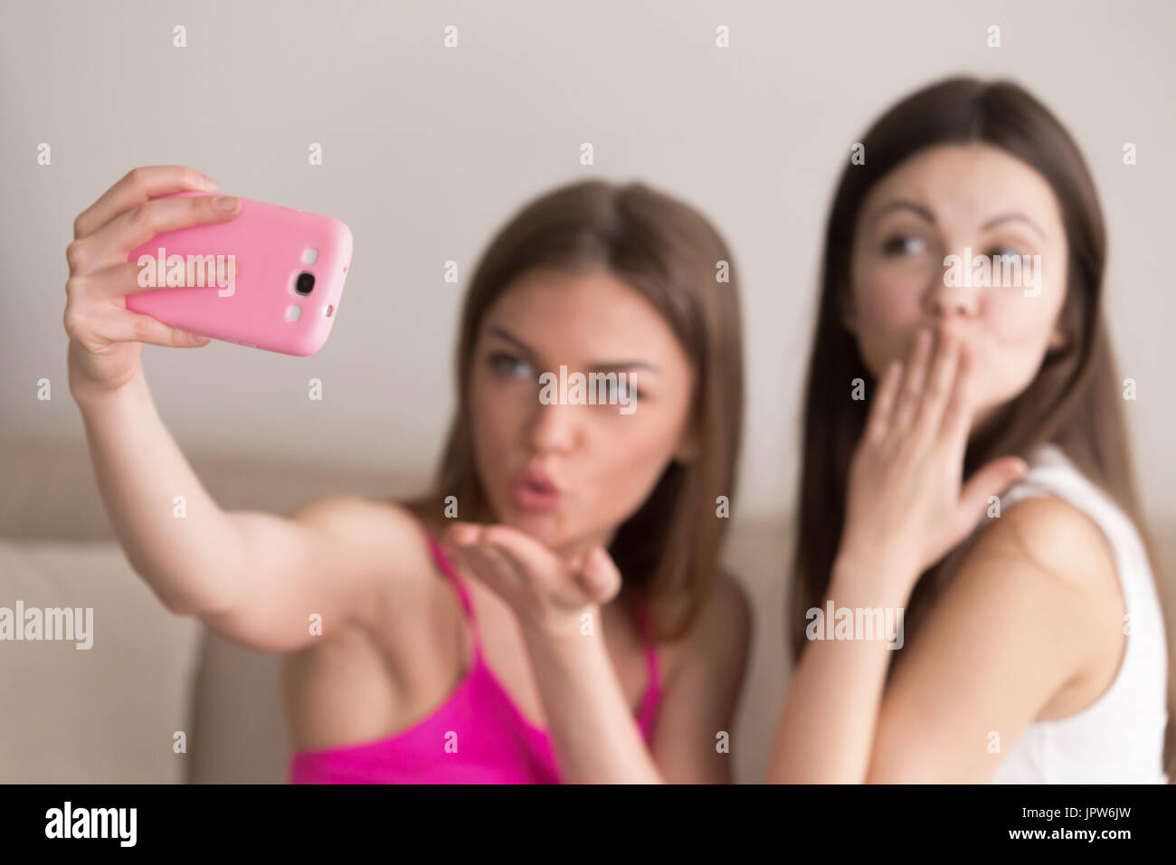 Les amies de prendre l'air et l'envoi de baisers selfies Banque D'Images