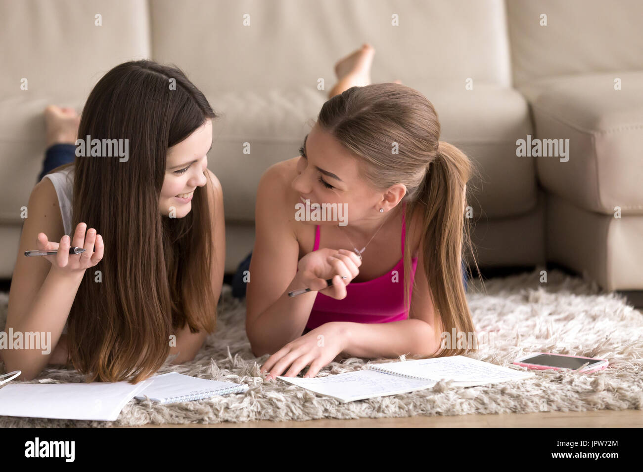 L'étude de deux adolescentes à la maison Banque D'Images