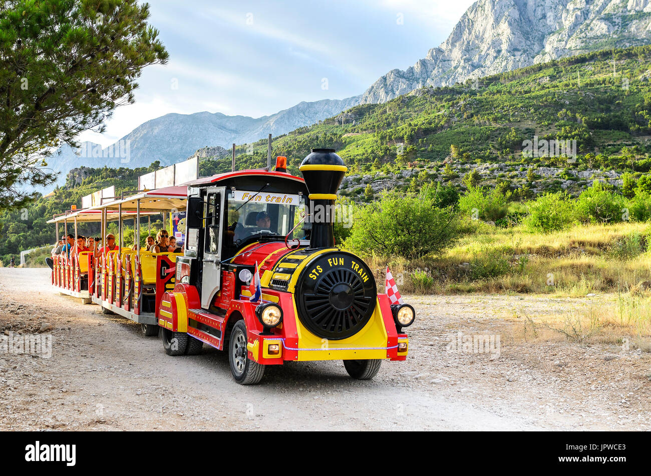 Bus de tourisme sur le remblai Makarska, Croatie. Banque D'Images