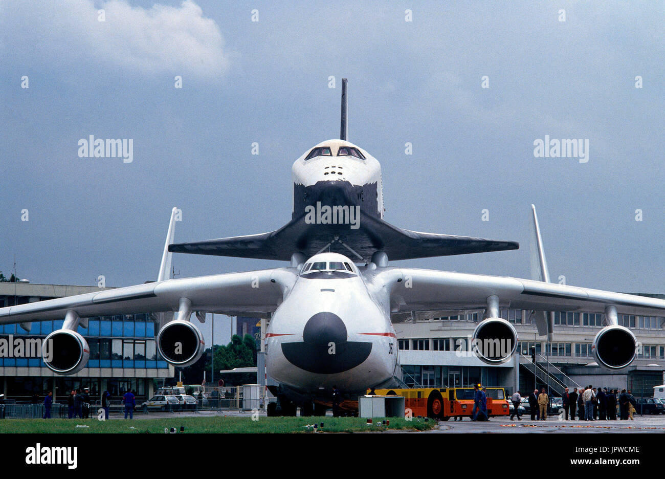 Antonov An-225 Mriya Cossack remorqué par un remorqueur avec un attelage à l'aéronautique de Paris de 1989 avec la navette spatiale Bourane soviétique sur le dos Banque D'Images