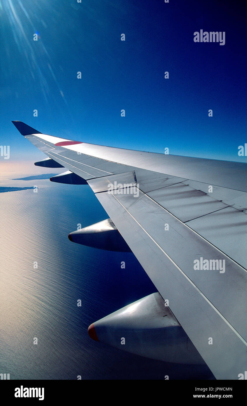 Winglet, volets, de bord arrière de l'aile et d'un carénage de bateau ANA All Nippon Airways Boeing 747-400 de voler au-dessus des îles dans l'Océan Pacifique Banque D'Images