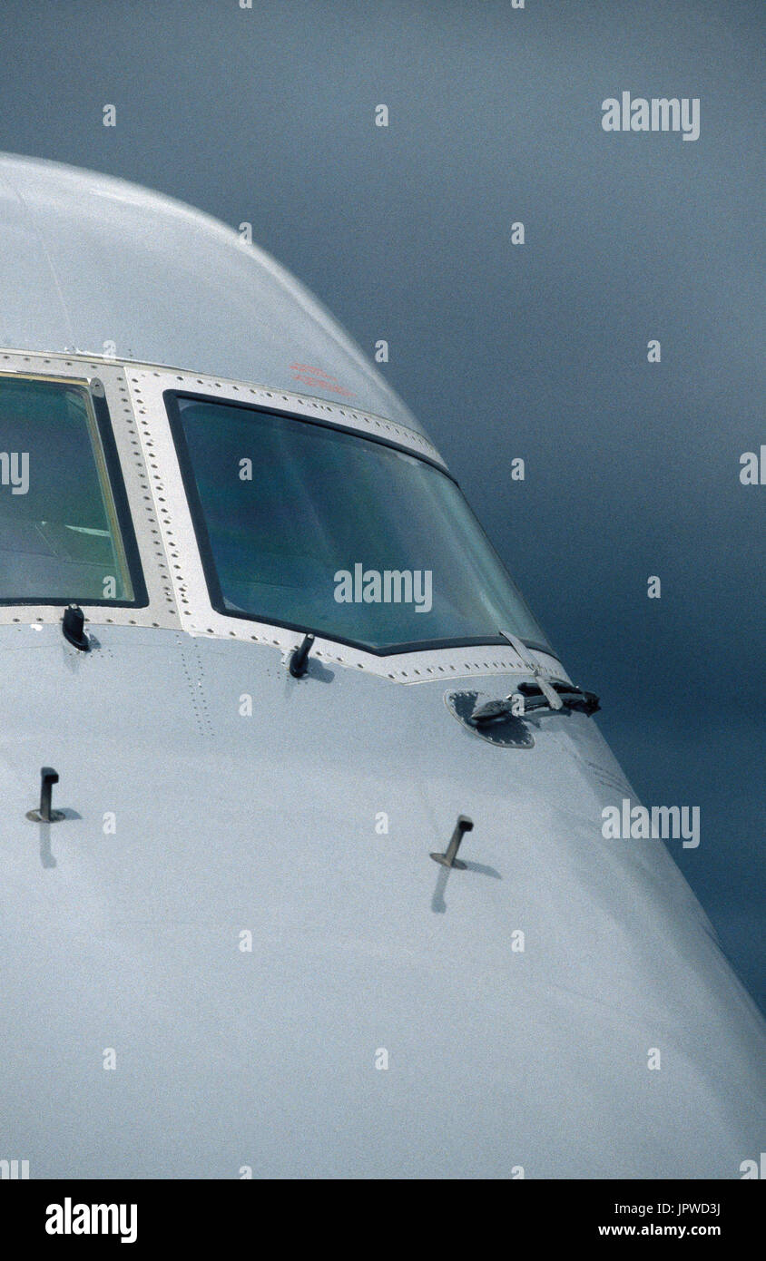 Pare-brise et les tubes de pitot-sur le nez de l'United Airlines Boeing 747-400 avec des nuages sombres derrière Banque D'Images