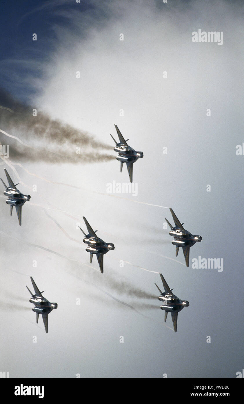 L'équipe de démonstration de Faucons ukrainien avec fumée noire dans l'aéro-affichage à la 1997 Royal International Air Tattoo de Fairford RIAT RIAT Banque D'Images