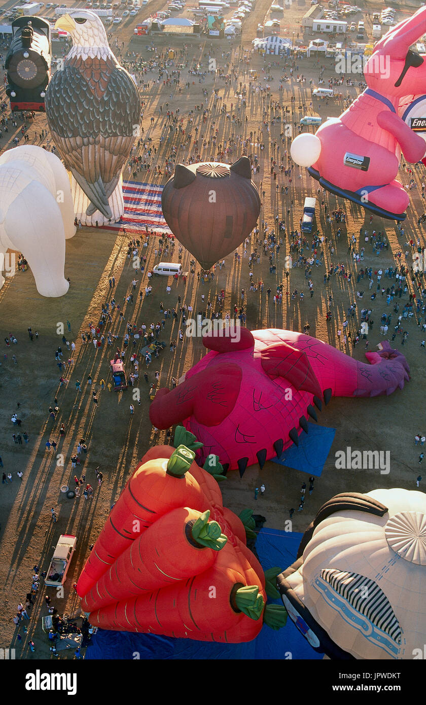 Forme spéciale-montgolfières eagle, carottes, dinousaur, gonflage sur le terrain sur le site de lancement avec les gens pendant la messe à l'ascension 1996 Albuqu Banque D'Images