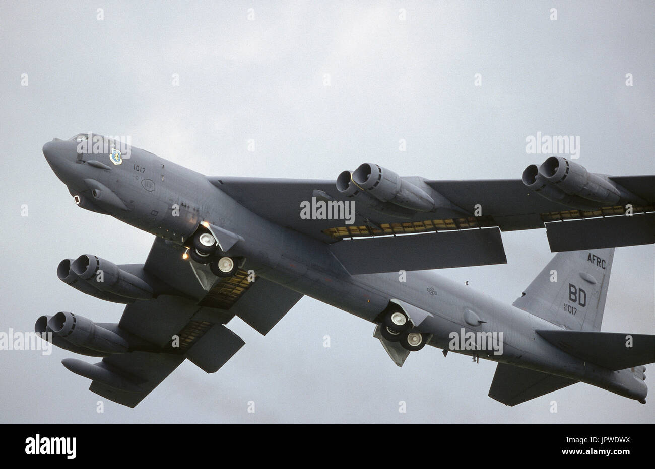 USAF Boeing B-52H Stratofortress le décollage avec le train rentrant et les volets de bord arrière abaissé au 1998 Royal Fairford Internationa Banque D'Images