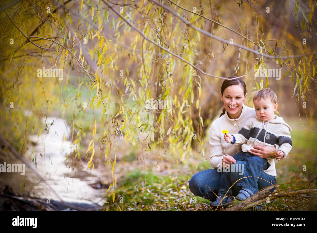 Jeune mère avec fils en automne parc. Concept de famille heureuse Banque D'Images