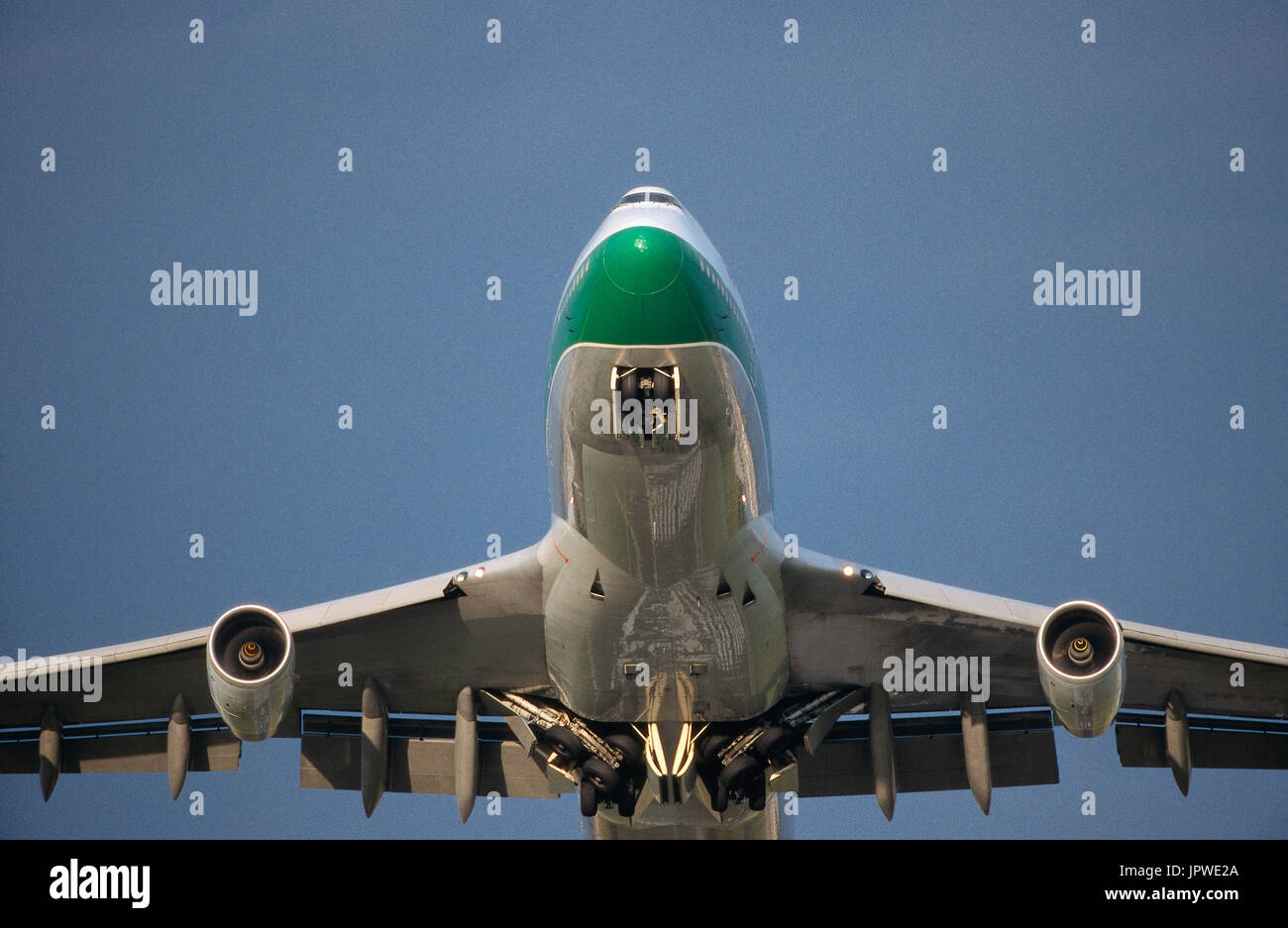 Cathay Pacific Airways Boeing 747 escalade après le décollage avec rétraction du train roulant de bord inférieur de l'intérieur et les volets déployés Banque D'Images