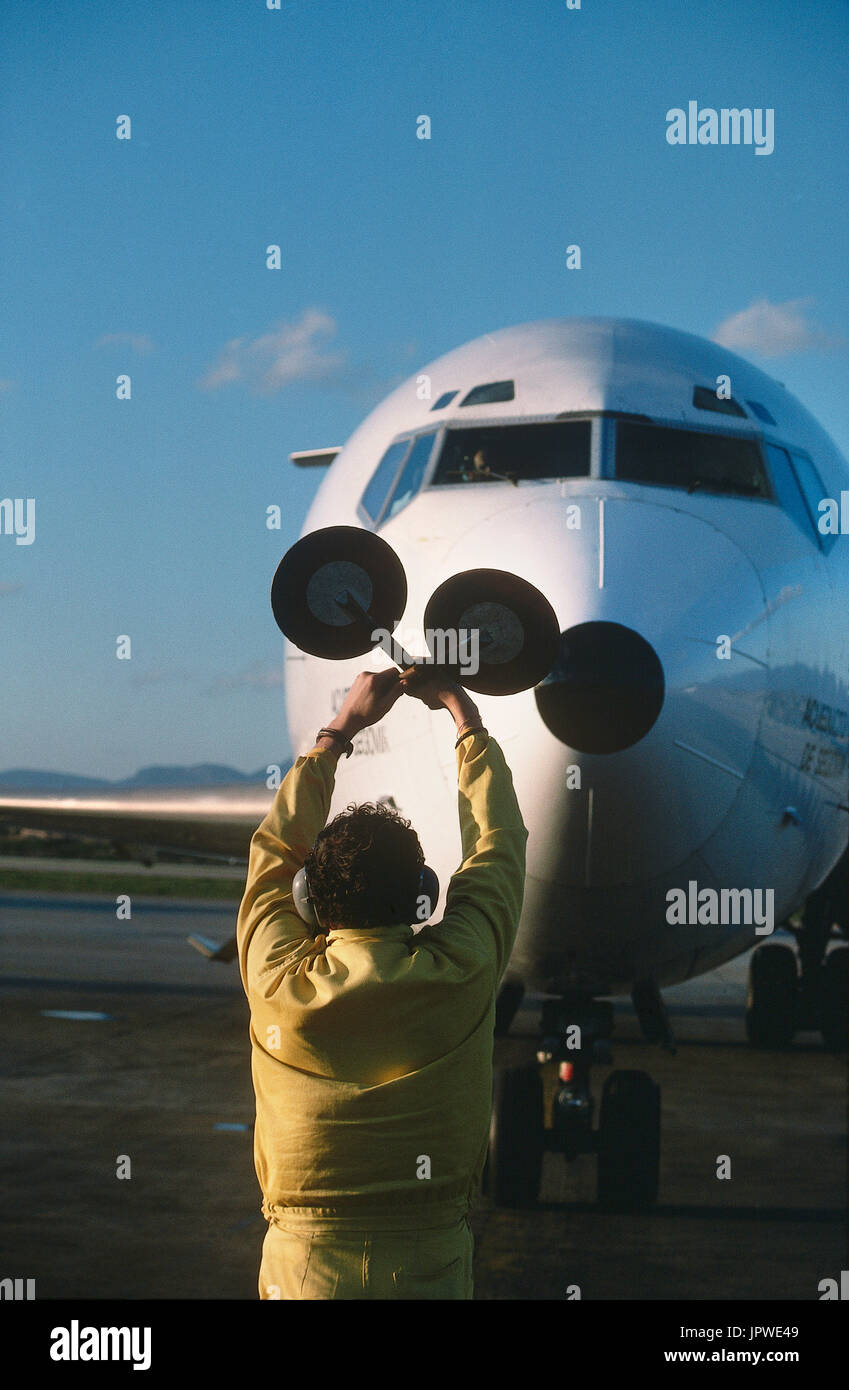 Placier aéronefs portant des défenseurs à l'oreille de signalisation de l'avion de Boeing 727-200 de l'Iberia d'arrêter avec les chauves-souris Banque D'Images