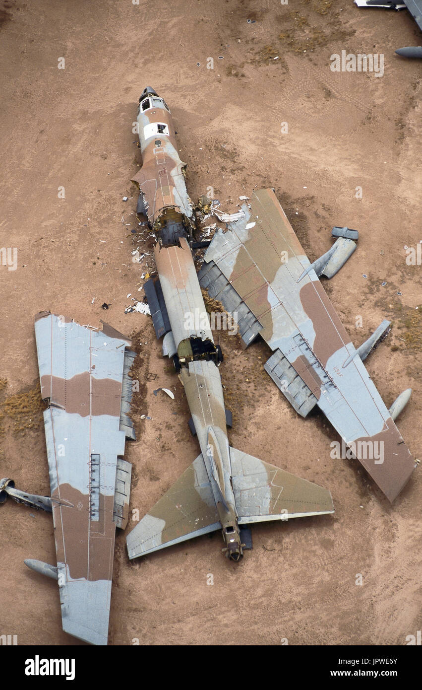 Ex cassée Boeing B-52 de l'USAF avec des ailes et du fuselage coupé à part par une énorme guillotine, dans desert-stockage, puis laissés en place pour le suivi par satellite, bre Banque D'Images