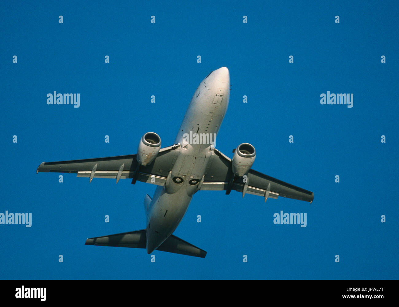 Boeing 737-300 générique en route escalade après le décollage avec les volets déployés au crépuscule Banque D'Images